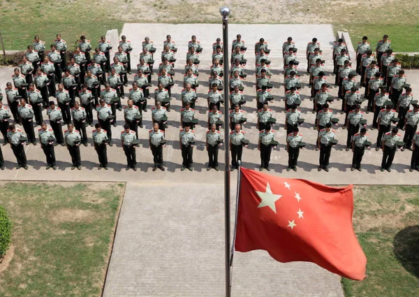 Chinesische Paramilitärische Polizisten Gedenken Einer Schweigeminute Neben Der Chinesischen Nationalflagge — Stockfoto