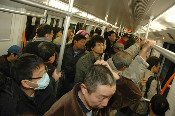 Pasajeros Amontonan Compartimento Tren Metro Shanghai China Diciembre 2009 —  Fotos de Stock