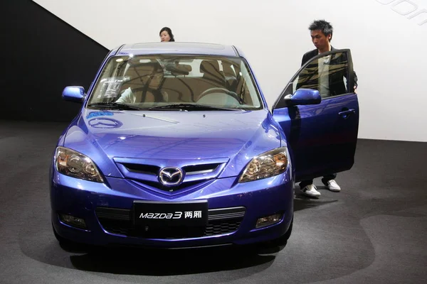 Plik Użytkownicy Patrzą Mazda Podczas Auto Shanghai 2009 Szanghaju Chiny — Zdjęcie stockowe