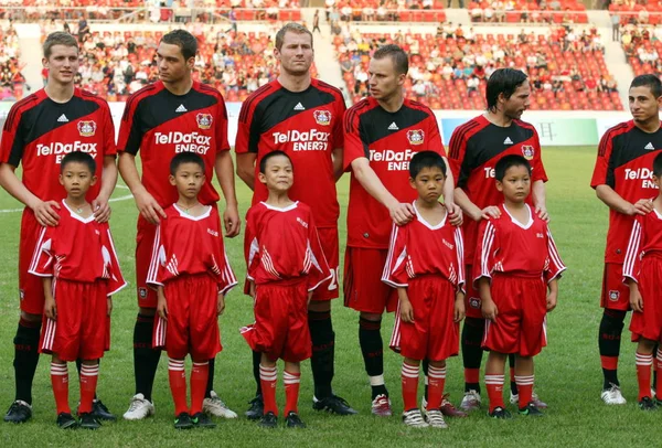 Giocatori Del Bayer Leverkusen Football Club Posano Con Bambini Cinesi — Foto Stock