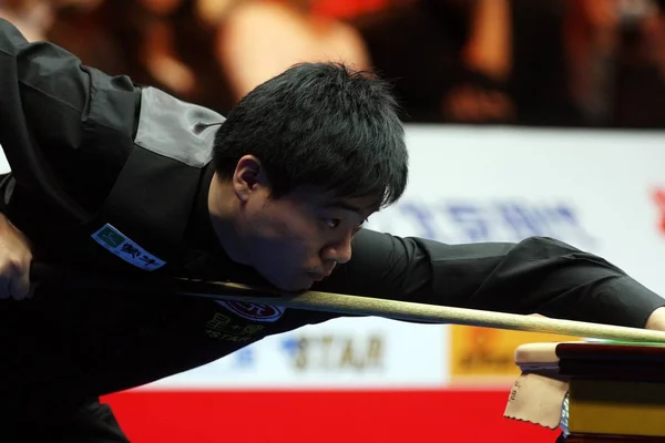 Ding Junhui Kína Játszik Egy Lövés Peter Ebdont Anglia Ellen — Stock Fotó