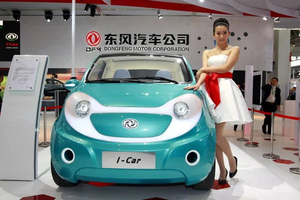 Een Model Vormt Naast Een Concept Car Dongfeng 11E Beijing — Stockfoto