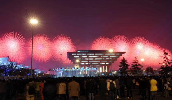 Fyrverkerier Explodera Över Kina Paviljongen Expo Plats Invigningen Världsutställningen Expo — Stockfoto