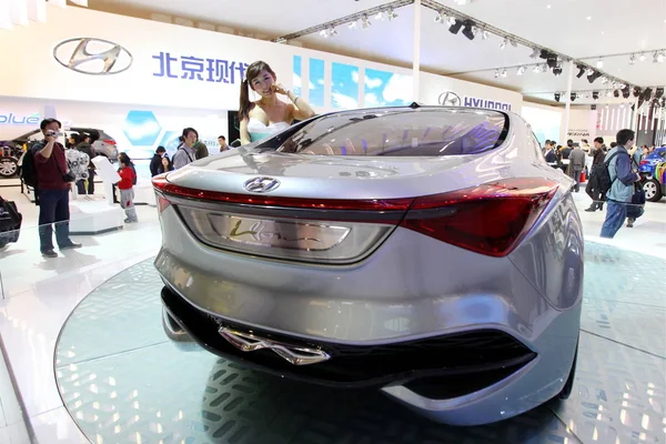 Model Poses Next Hyundai Flow Concept 11Th Beijing International Automotive — Stock Photo, Image