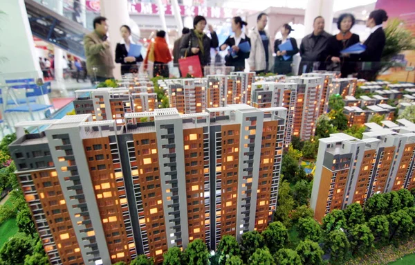 Les Acheteurs Chinois Regardent Des Immeubles Appartements Résidentiels Modèles Lors — Photo