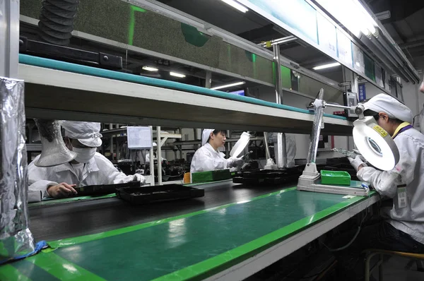 Chińskich Pracowników Foxconn Sprawdzić Zintegrowane Obwodów Warsztacie Zakładzie Shenzhen Foxconn — Zdjęcie stockowe