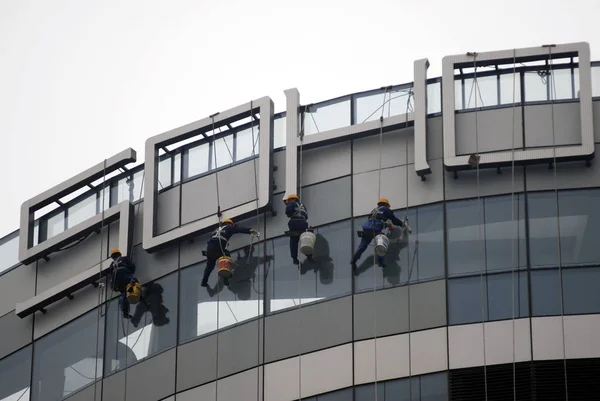 Pekin Soho Çin Tarafından Geliştirilen Bir Binanın Yüzeyinden Çinli Temizleyiciler — Stok fotoğraf