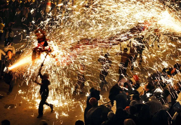 Китайские Артисты Исполняют Танец Дракона Искрой Отпраздновать Традиционный Фестиваль Китайских — стоковое фото