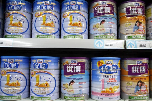 Банки Детского Сухого Молока Synutra Продаются Супермаркете Городе Наньтун Провинция — стоковое фото