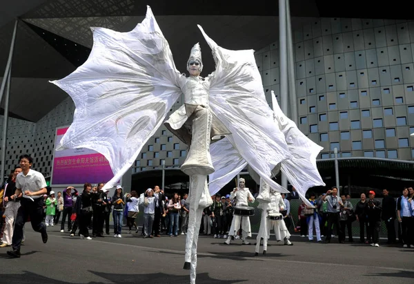 Ayaklıklar Üzerinde Elfler Hareket Eden Hollandalı Şovmenler Şanghay World Expo — Stok fotoğraf