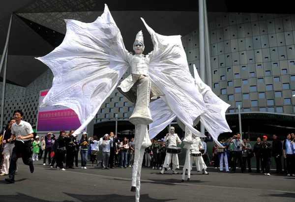 Nederlandse Entertainers Acteren Elfen Palen Presteren World Expo Site Shanghai — Stockfoto