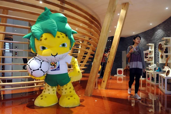 Visiteur Passe Devant Mascotte Coupe Monde Fifa 2010 Afrique Sud — Photo