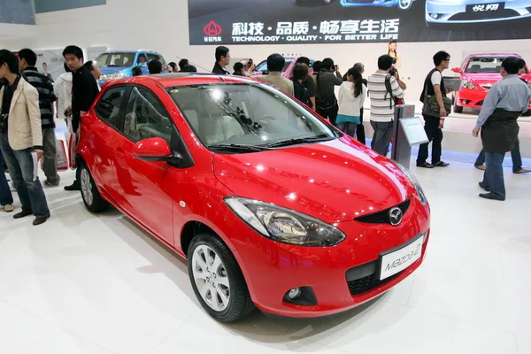 2009年4月27日在中国上海举行的第十三届上海国际汽车工业展览会 上海车展 参观者观看马自达2 — 图库照片