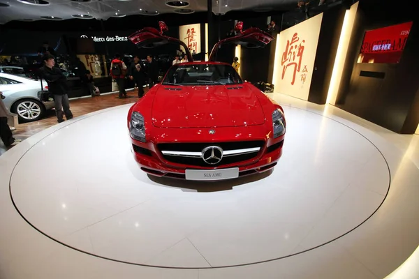 Visitantes Olham Para Mercedes Benz Sls Amg 11Th Beijing International — Fotografia de Stock