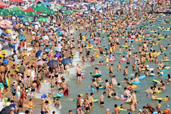 Tourists Crowd Beach Resort Dalian City Northeast Chinas Liaoning Province — Stock Photo, Image