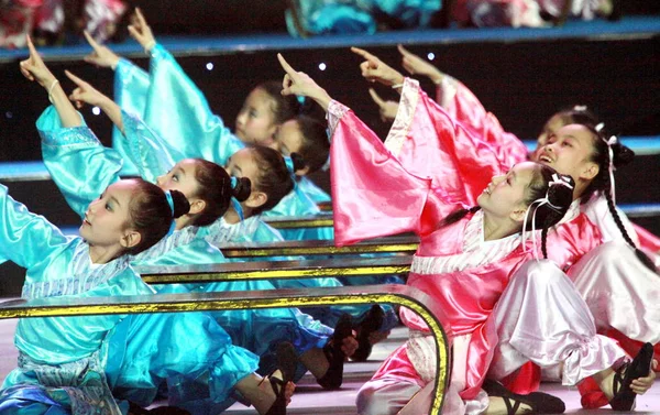 Les Jeunes Artistes Chinois Produisent Lors Une Célébration Pour Compte — Photo