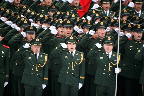 Policías Paramilitares Chinos Corean Consignas Durante Una Ceremonia Juramentación Sitio — Foto de Stock