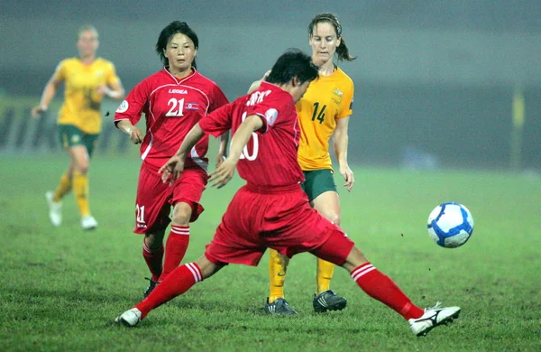 2010年5月30日 在中国四川省西南部成都市举行的2010年非洲妇女亚洲杯决赛中 朝鲜的余钟辉 挡住了澳大利亚选手科勒特 麦凯鲁姆的传球 — 图库照片