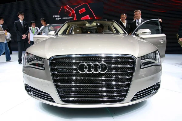 Visitantes Olham Para Audi A8L 11Th Beijing International Automotive Exhibition — Fotografia de Stock