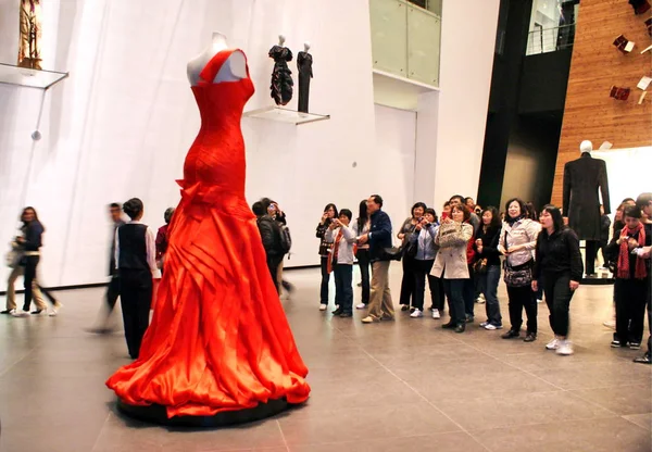 Visitors Look Full Dress Italy Pavilion Expo Site Shanghai China — Stock Photo, Image