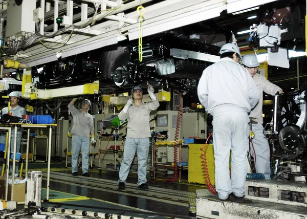 Trabajadores Chinos Montan Automóviles Toyota Línea Montaje Planta Automóviles Tianjin —  Fotos de Stock