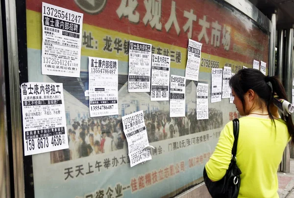 Une Chinoise Examine Les Offres Recrutement Interne Usine Foxconn Shenzhen — Photo