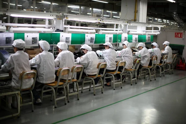 Chińskich Pracowników Foxconn Pracy Linii Produkcyjnej Zakładzie Foxconn Shenzhen Mieście — Zdjęcie stockowe