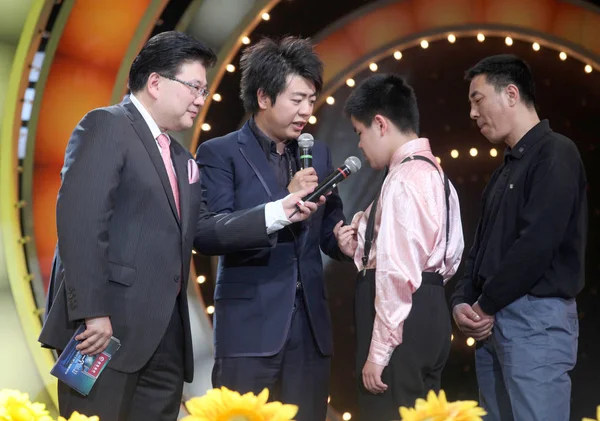 Китайский Пианист Ланг Ланг Обучает Молодого Участника Время Финала Конкурса — стоковое фото