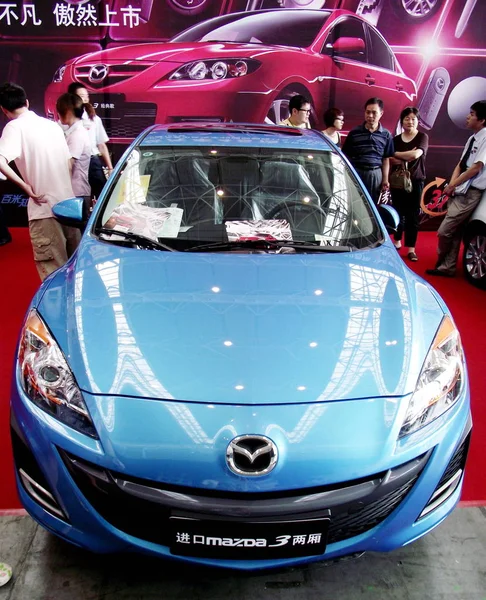 Κινέζων Επισκεπτών Κοιτάξτε Ένα Εισαγόμενο Mazda Hatchback Κατά Διάρκεια Μια — Φωτογραφία Αρχείου