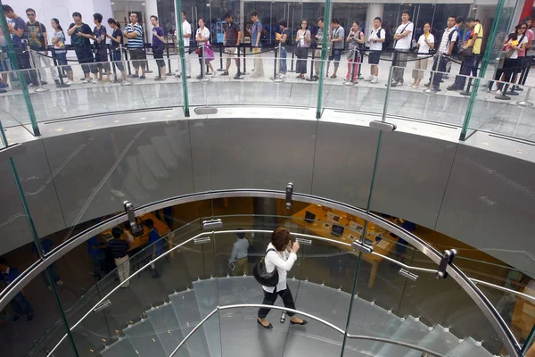 Los Clientes Hacen Cola Fuera Tienda Apple Distrito Financiero Lujiazui —  Fotos de Stock