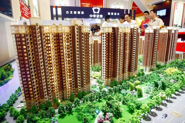 2010年7月16日 在中国上海举行的房地产博览会上 中国购房者关注一个住宅项目的模型 — 图库照片
