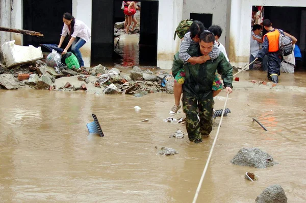 Κινέζοι Διασώστες Εκκενώνουν Ντόπιους Κατοίκους Από Πλημμυρισμένες Περιοχές Μετά Από — Φωτογραφία Αρχείου