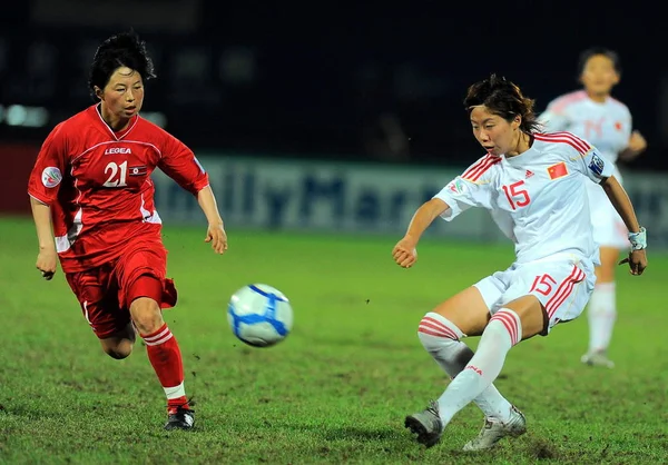 Chinas Sun Ling Derecha Pasa Pelota Junto Song Jong Sun —  Fotos de Stock