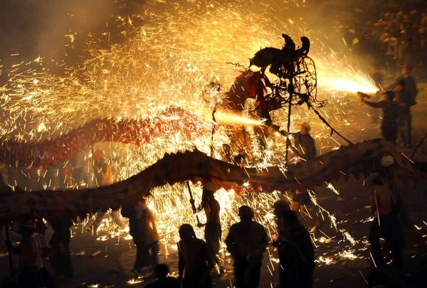 Čínští Baviči Jiskry Oslavit Tradiční Lampion Festival Maďarsku Župě Taijiang — Stock fotografie
