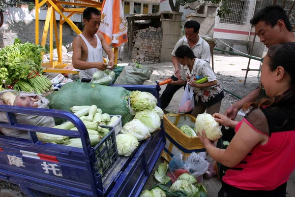 Местные Жители Китая Доставляют Овощи После Разрушительного Оползня Уезде Чжоуху — стоковое фото