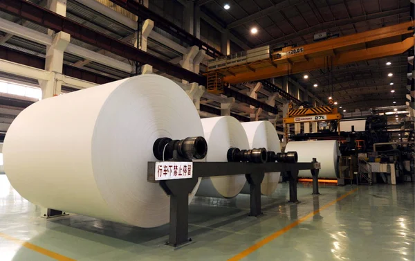 Papierrollen Worden Gezien Papierfabriek Van Shandong Asia Pacific Ssymb Pulp — Stockfoto