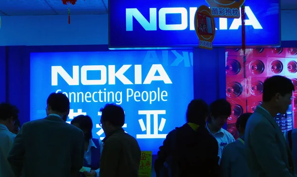 Πελάτες Φαίνονται Ένα Κατάστημα Nokia Στο Χαϊκού Νότια Τσινά Χαϊνάν — Φωτογραφία Αρχείου