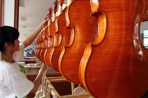 Operaio Cinese Appende Violini Appena Fatti Nella Fabbrica Pechino Huadong — Foto Stock