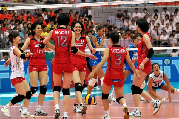 Jogadores Japoneses Celebram Sua Vitória Sobre Itália Uma Partida Vôlei — Fotografia de Stock