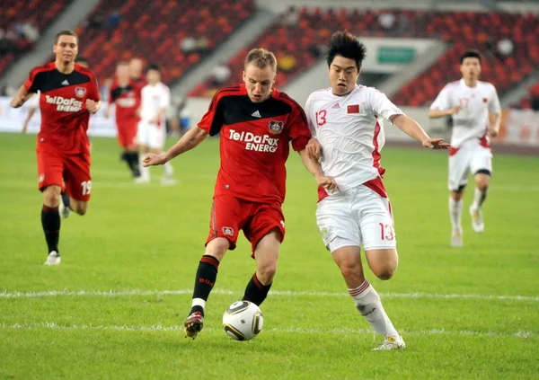 Een Speler Van Bayer Leverkusen Football Club Linksvoor Vies Met — Stockfoto