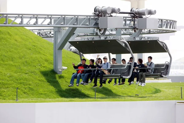 訪問者は 中国の万博公園でスイスパビリオンでティトリスマウンテンチェアリフトを取ります 2010年5月1日 — ストック写真