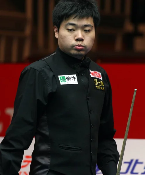 Ding Junhui China Considera Enquanto Compete Contra Peter Ebdon Inglaterra — Fotografia de Stock