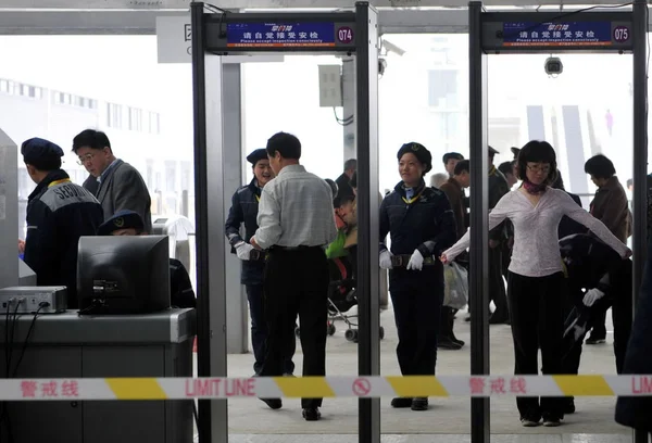 Personal Seguridad Chino Escanea Los Visitantes Para Verificar Seguridad Una — Foto de Stock