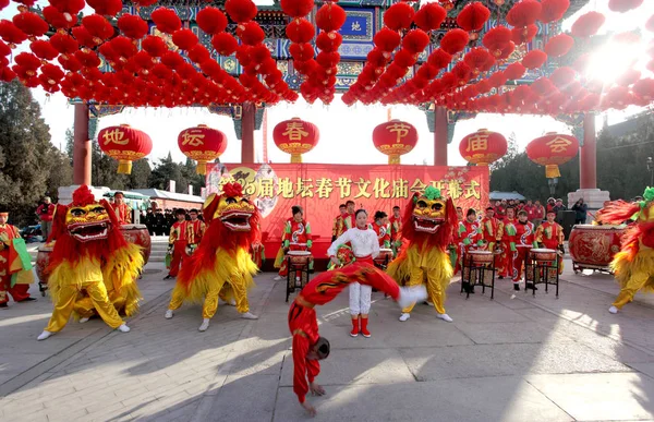2010년 13일 베이징의 박람회에서 공연자들이 춘절을 축하하기 공연하고 — 스톡 사진