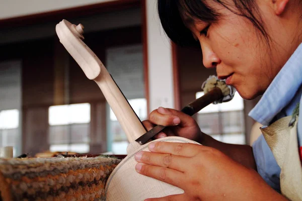 Китайский Рабочий Делает Скрипку Фабрике Beijing Huadong Musical Instrument Corp — стоковое фото