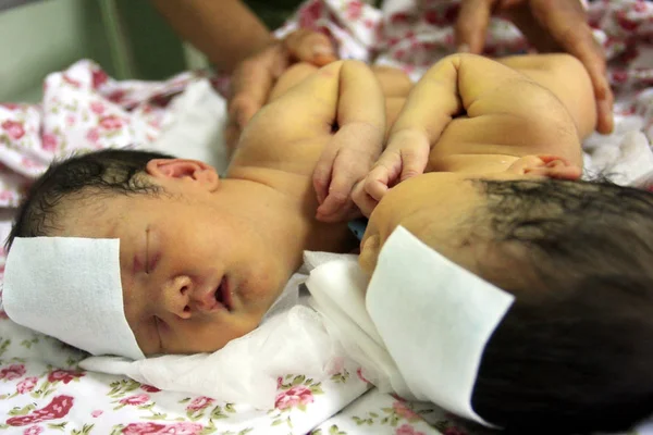 Par Niñas Gemelas Recién Nacidas Son Atendidas Por Abuela Hospital —  Fotos de Stock