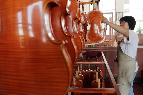 Trabajador Chino Cuelga Violines Recién Hechos Fábrica Beijing Huadong Musical —  Fotos de Stock