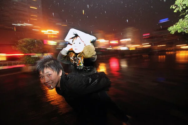Homem Chinês Carregando Uma Criança Corre Uma Chuva Kunming Sudoeste — Fotografia de Stock