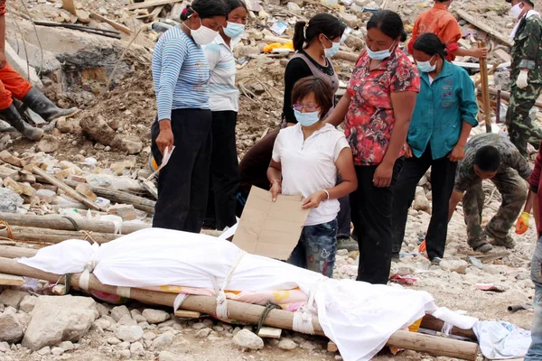 Local Chinese Residents Look Dead Body Victim Killed Devastating Mudslides — Stock Photo, Image