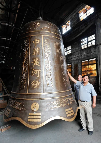 Çinli Uzmanlar Nanjing Şehirde Bir Döküm Dövme Fabrikasında Ziyaretçilere Bronz — Stok fotoğraf